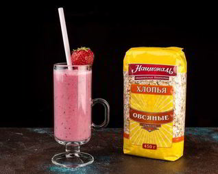 Смузи с овсянкой, клюквой и клубникой