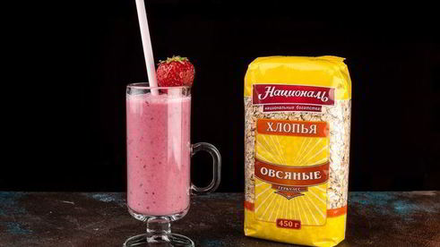 смузи с овсянкой, клюквой и клубникой