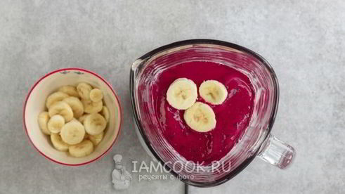 смузи с творогом, бананом и смородиной