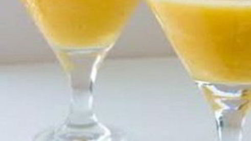 витаминный напиток из ананаса и банана