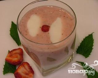 Витаминный напиток с мятой и клубникой