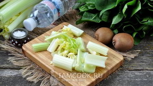 зеленый коктейль из сельдерея со щавелем