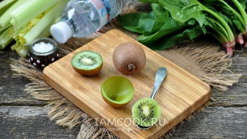 зеленый коктейль из сельдерея со щавелем