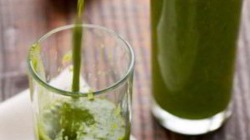 зеленый коктейль с горохом