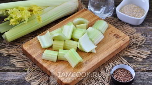 зеленый коктейль с овсяными хлопьями и льном