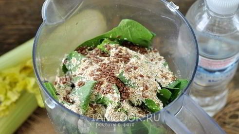 зеленый коктейль с овсяными хлопьями и льном