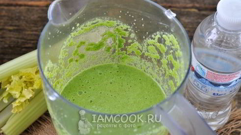 зеленый коктейль с овсяными хлопьями и льном