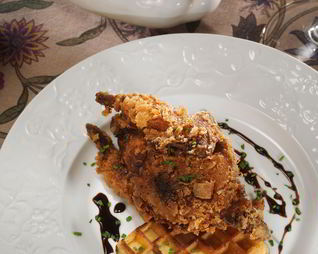 Жареные перепелки с вафлями и кленовым сиропом