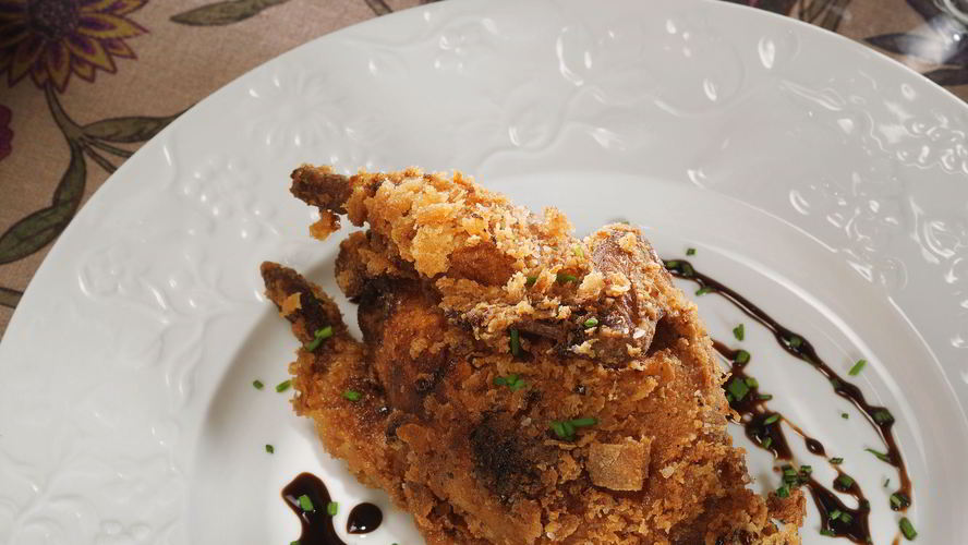 Рецепт жареные перепелки с вафлями и кленовым сиропом