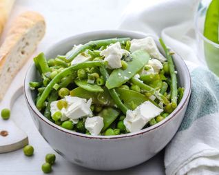 Быстрый салат из бобовых, феты и мяты