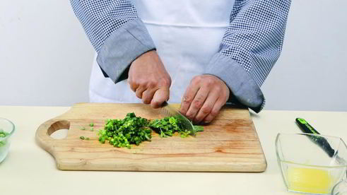 быстрый салат из бобовых, феты и мяты