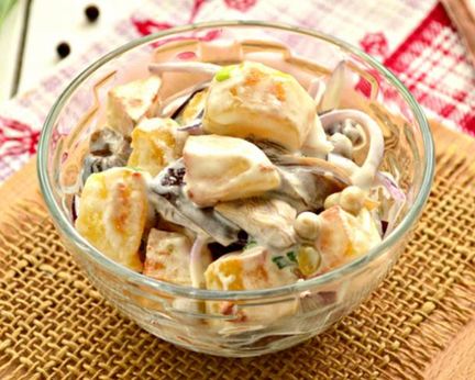 Теплый картофельный салат с грибами