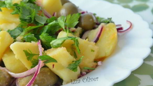 Рецепт Теплый картофельный салат с красным луком и оливками