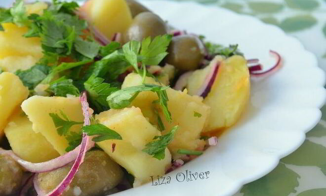 Теплый картофельный салат с красным луком и оливками