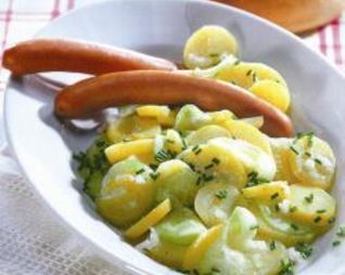 Теплый картофельный салат с огурцом