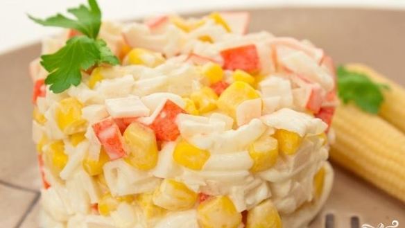 Рецепт Салата с крабовыми палочками, кукурузой и яйцом