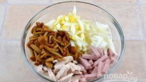 куриный салат с ветчиной и опятами