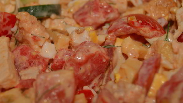 Рецепт Нежный салат из курицы с овощами и сухариками