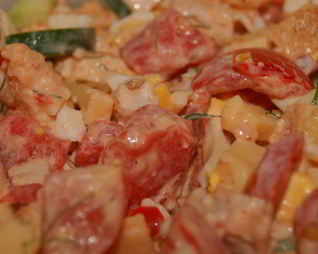 Нежный салат из курицы с овощами и сухариками