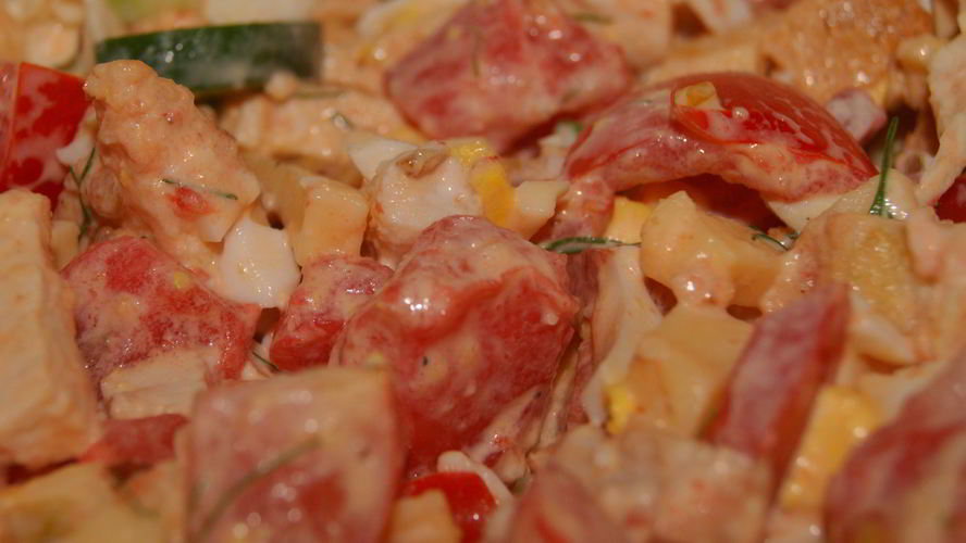 Рецепт нежный салат из курицы с овощами и сухариками