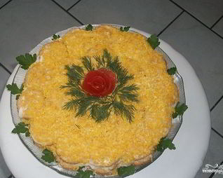 Рыбный салат с крекерами