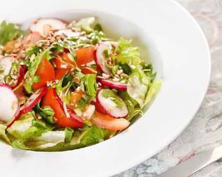 Салат c рукколой, редисом и помидорами