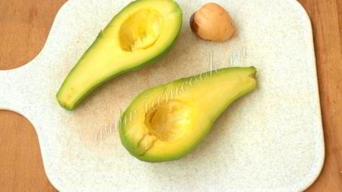 салат из авокадо с грибами