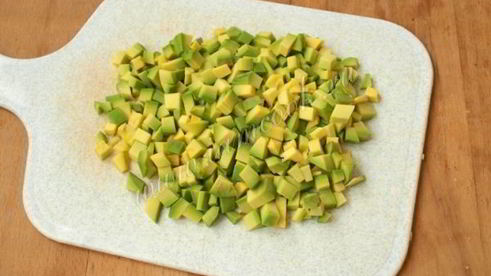 салат из авокадо с грибами