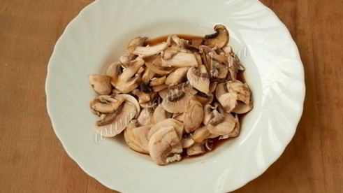 салат из авокадо с грибами