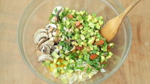 салат из авокадо с грибами