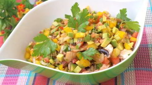 салат из авокадо с грибами