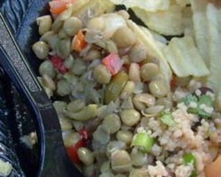 Салат из чечевицы с оливками и сладким перцем