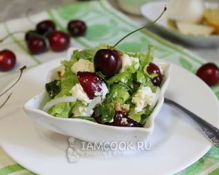 Салат из черешни с мягким сыром