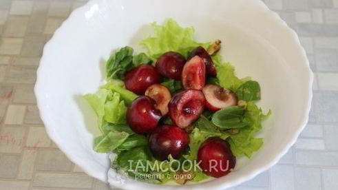 салат из черешни с мягким сыром