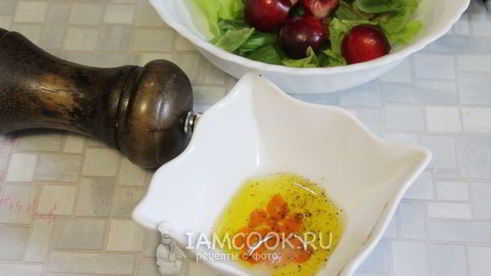 салат из черешни с мягким сыром