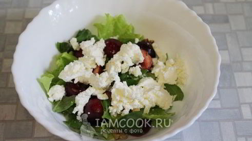 салат из черешни с мягким сыром