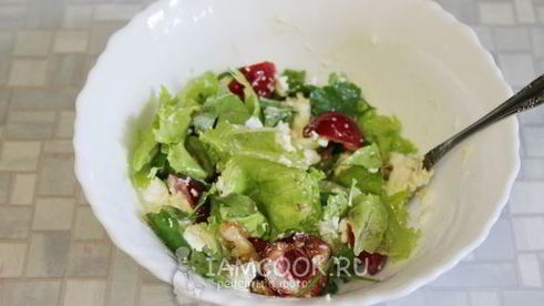 салат из черешни с мягким сыром