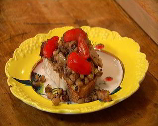 Салат из фасоли с грибами, помидорами и тапенадом