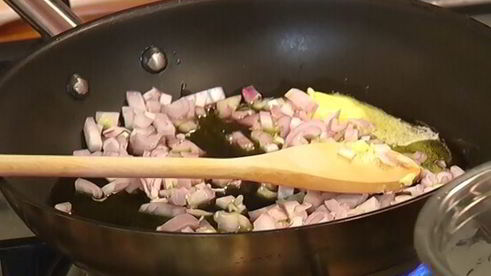 салат из фасоли с грибами, помидорами и тапенадом