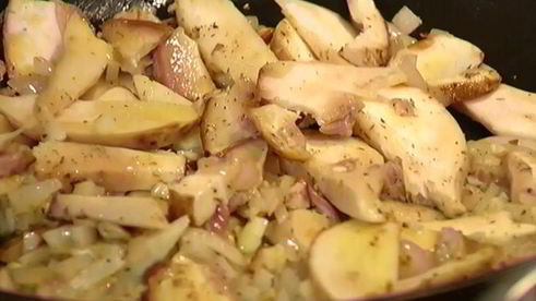 салат из фасоли с грибами, помидорами и тапенадом