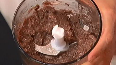 салат из фасоли с грибами, помидорами и тапенадом