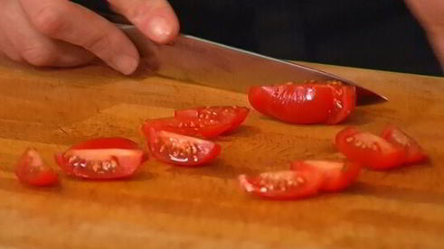 салат из фасоли с грибами, помидорами и тапенадом