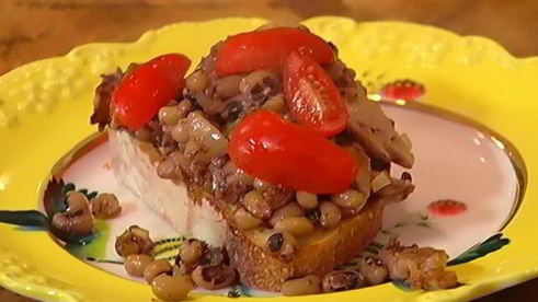 салат из фасоли с грибами, помидорами и тапенадом