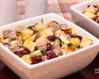 Салат из фасоли с кириешками