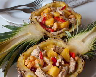 Салат из индейки в ананасе