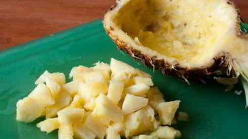 салат из индейки в ананасе