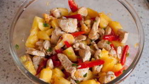 салат из индейки в ананасе