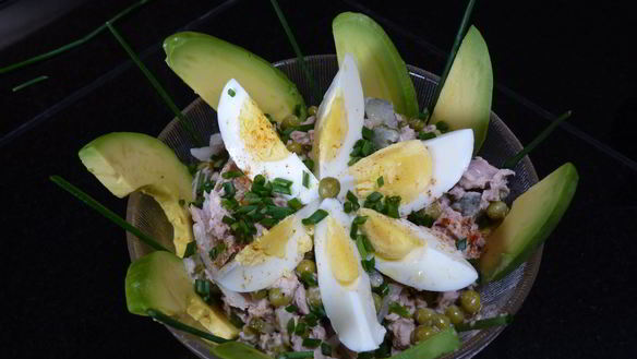 Рецепт Салат из консервированного тунца с авокадо