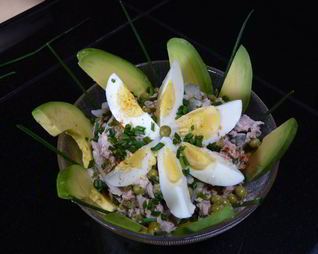 Салат из консервированного тунца с авокадо