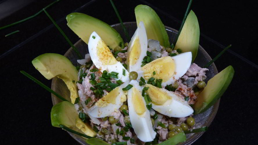 Рецепт салат из консервированного тунца с авокадо